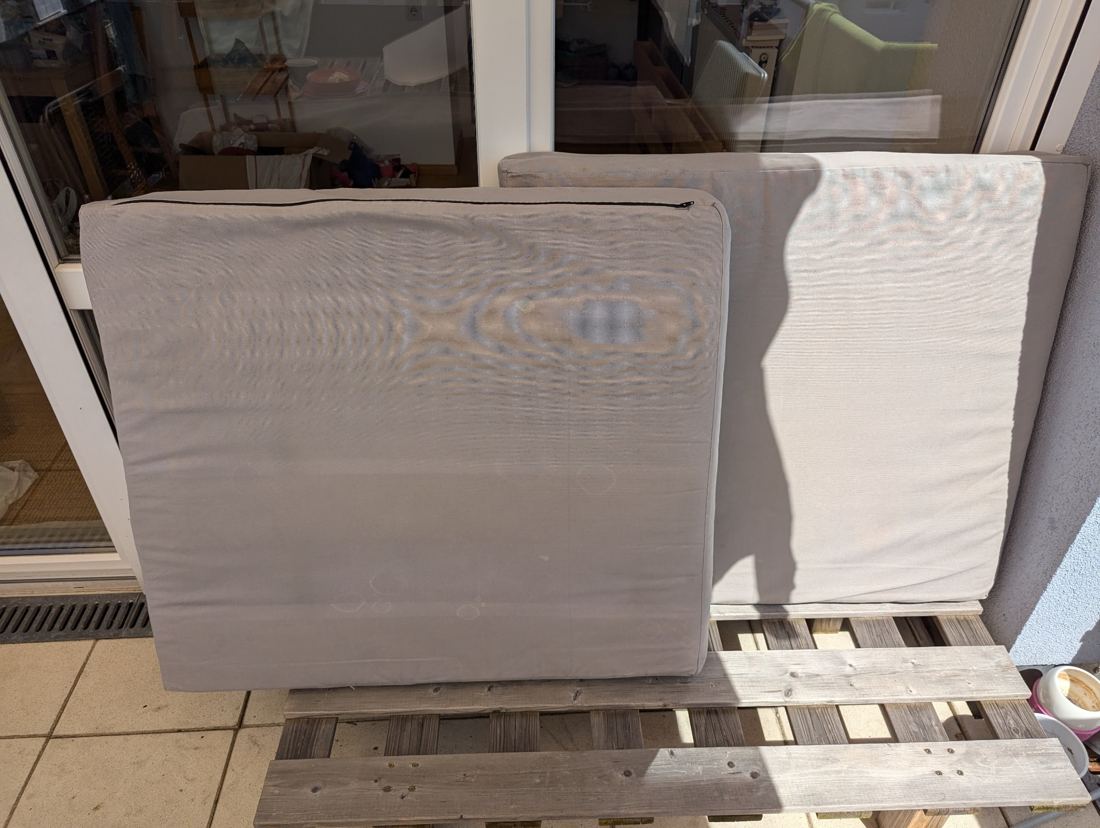 Graue Polster (2 Stück) vom ehemaligen Palettensofa, Foto 2